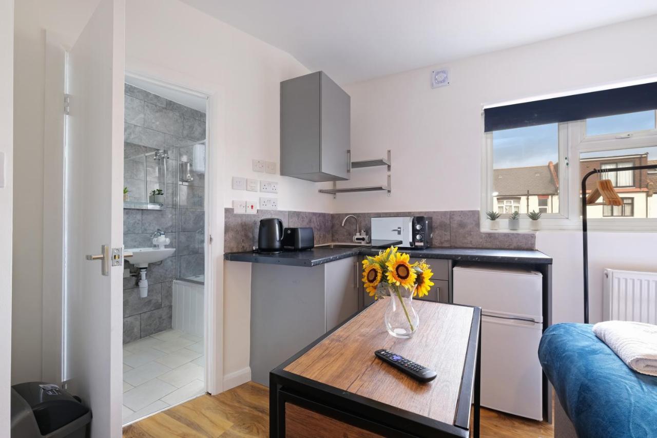 Fernbank Studios Sudbury Hill Harrow Self-Contained Studios With En-Suite Wembley エクステリア 写真